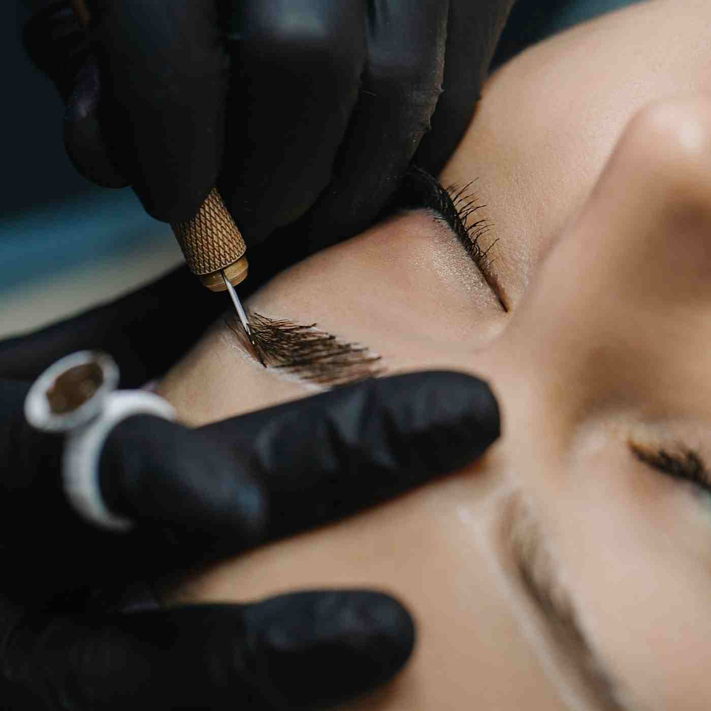 Microblading / Feather Brows – crisp hairstrokes