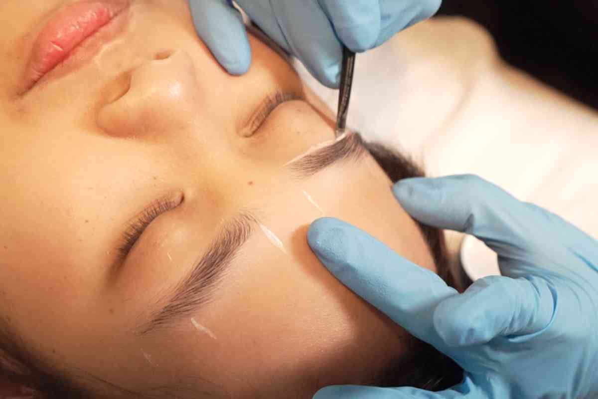 Students mapping Ombre and Powder Brows in class